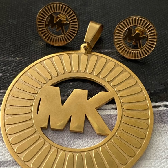 Michael Kors Pendant & Earing - Picture 3 of 7